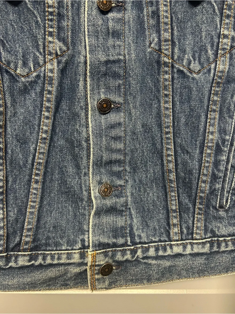 VINTAGE LEVI Strauss trucker style denim jacket. Size 38 . UNISEX EUC
